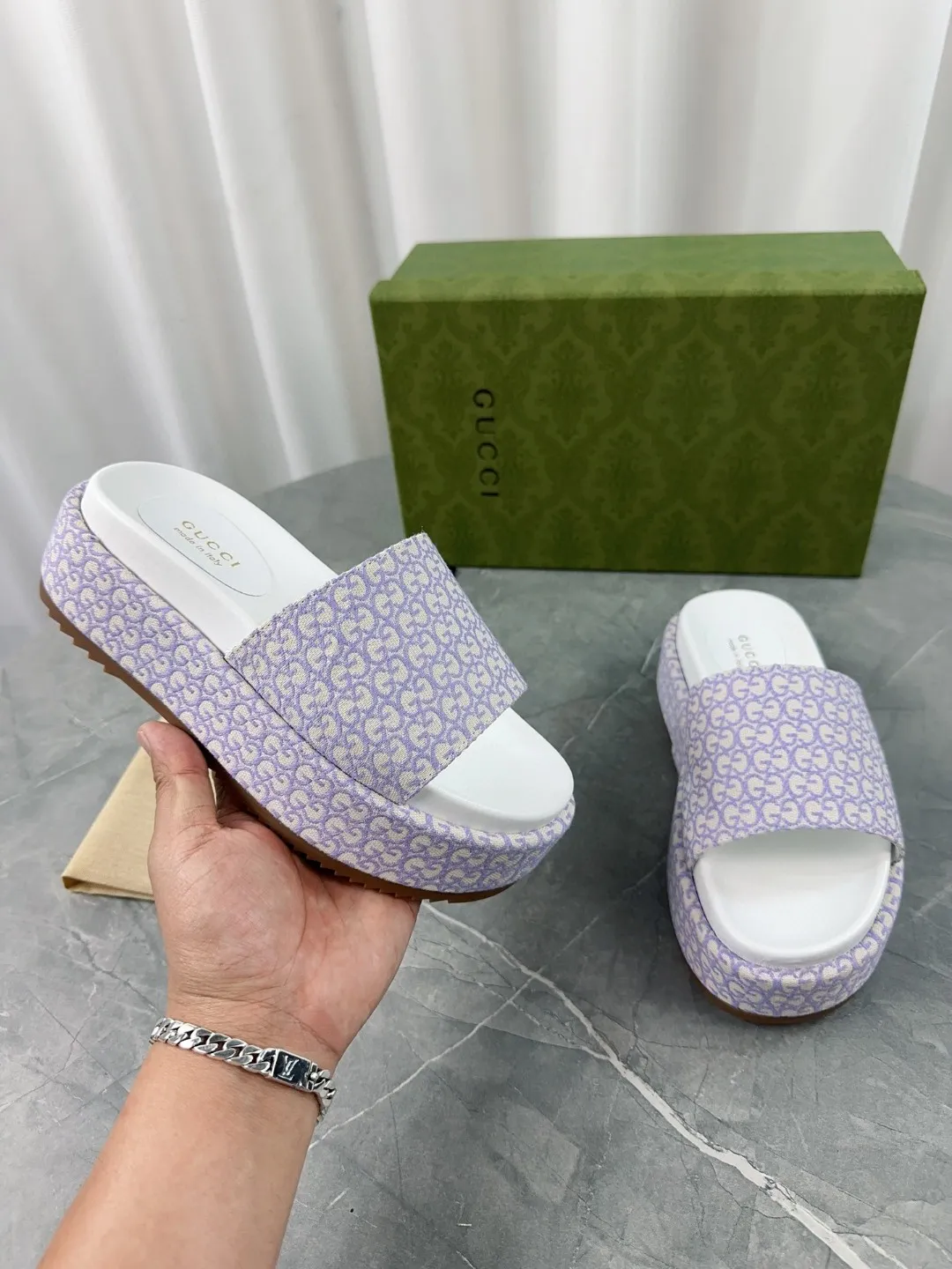 👟👟Ex-factory price 380👟👟 2024 Gucci high version latest limited edition thick-soled slippers. Top quality for sale. Purchase authentic products for development. The material and craftsmanship are consistent with the original. Upper: original jacquard craftsmanship and special printing craftsmanship. Lining: mixed sheepskin. Outsole: Italian private model outsole. Size: 35-40 yards, (41 to 44 yards can be customized). Bottom thickness: 5.5cm, forefoot 4cm.